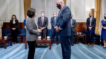 Eric Holcomb met Tsai