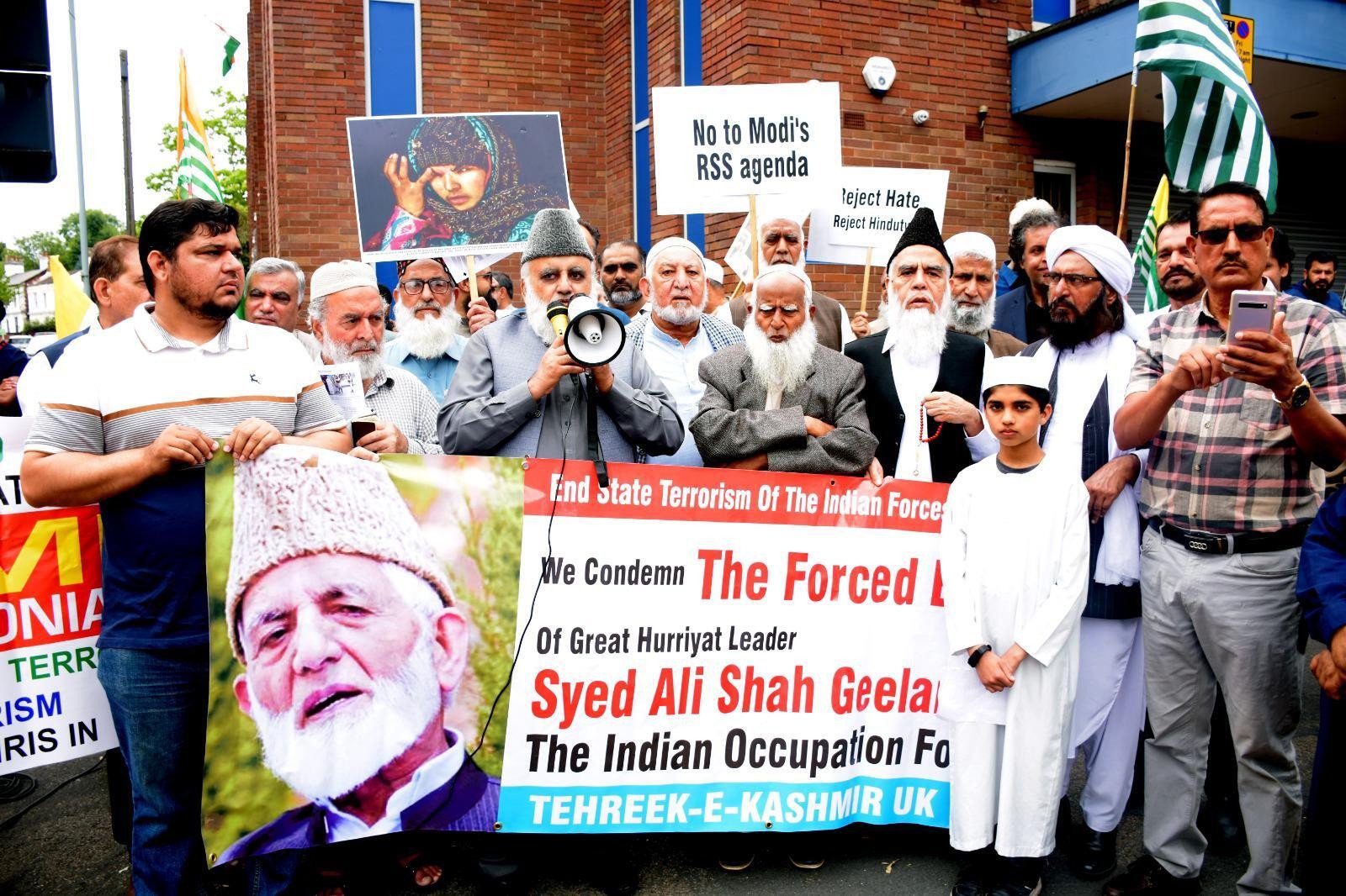 Kashmiris protest outside Indian consulate in Birmingham