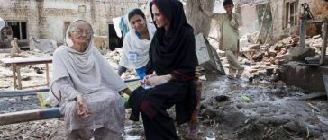 Angelina Jolie arrives in Pakistan to visit people affected by floods