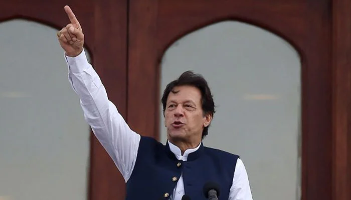 Apology only way out for Imran now, legal experts say