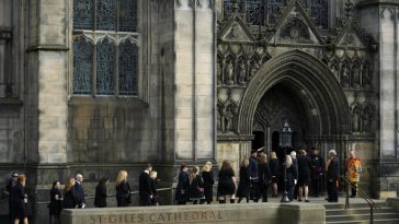 Queen Elizabeth’s coffin arrives at St Giles’ Cathedral, royals leave the church