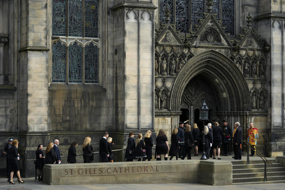 Queen Elizabeth’s coffin arrives at St Giles’ Cathedral, royals leave the church