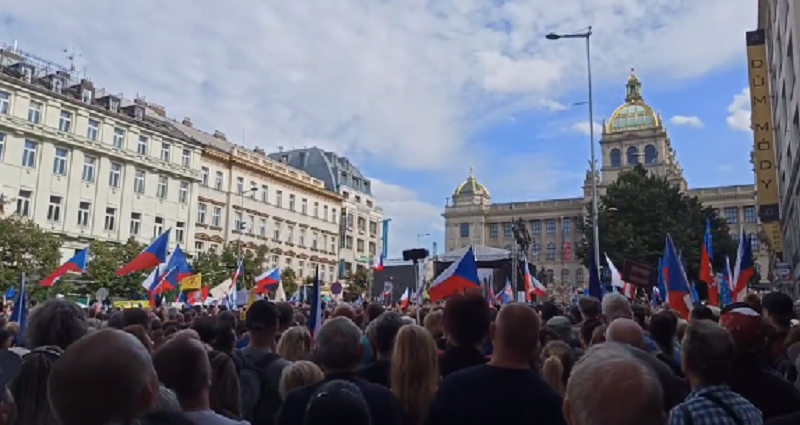 Tens of thousands protest against EU and NATO in Prague