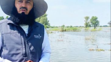 ‘Pakistan needs us!’: Mufti Menk visits Sindh and asks followers to donate for flood relief